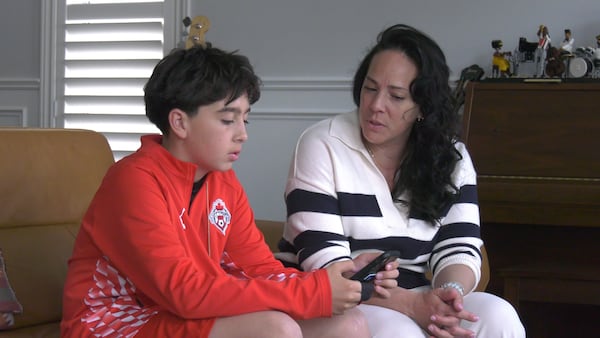 Some Ottawa parents giving their kids custom smartphones to balance connectivity and safety