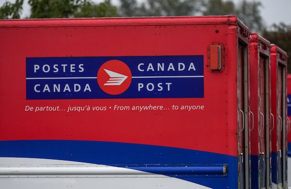 Canada Post workers vote overwhelmingly to accept new contract