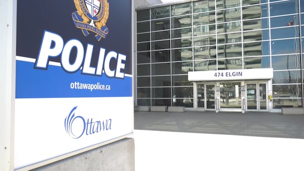 Suspect charged after driver flees police during traffic stop on Hwy 417 in Ottawa